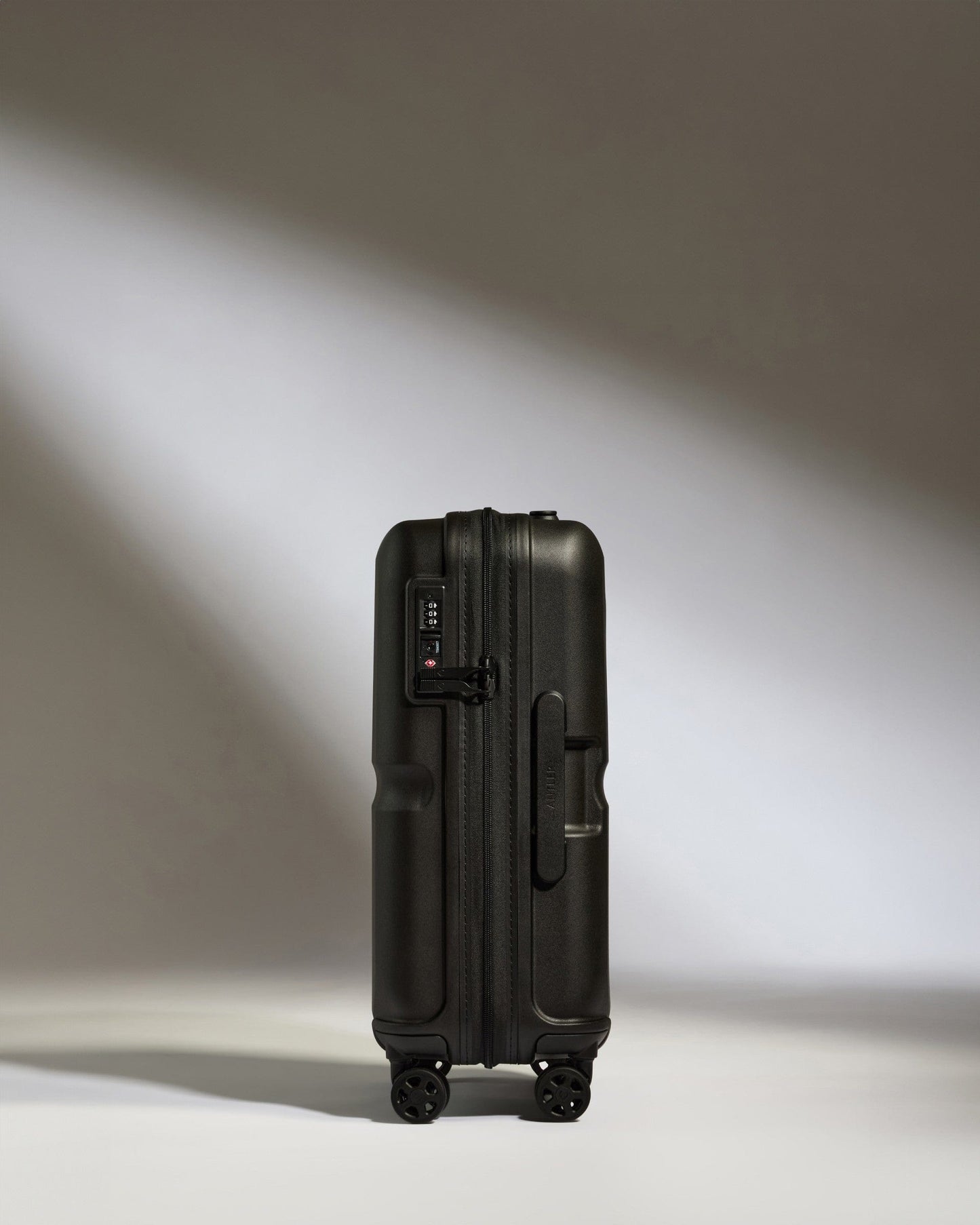 Antler Luggage -  Cabin Suitcase in Black - Single Stripe - Hard Suitcase Cabin Suitcase in Black - Single Stripe | Cabin Bag & Hard Luggage