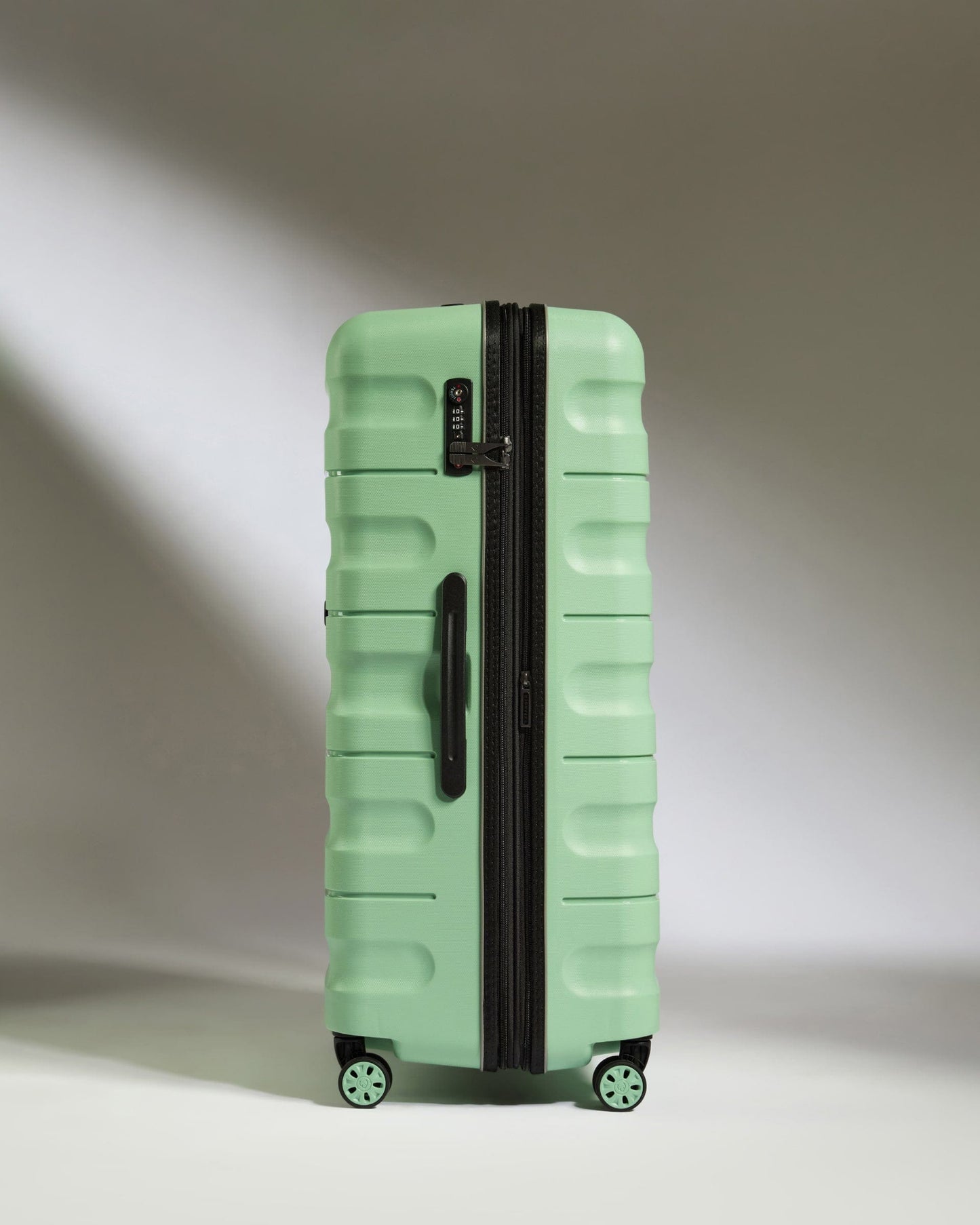 Antler Luggage -  Large Suitcase in Mineral - Lincoln - Hard Suitcase Large Suitcase in Green (Mineral) - Lincoln | Large Suitcases