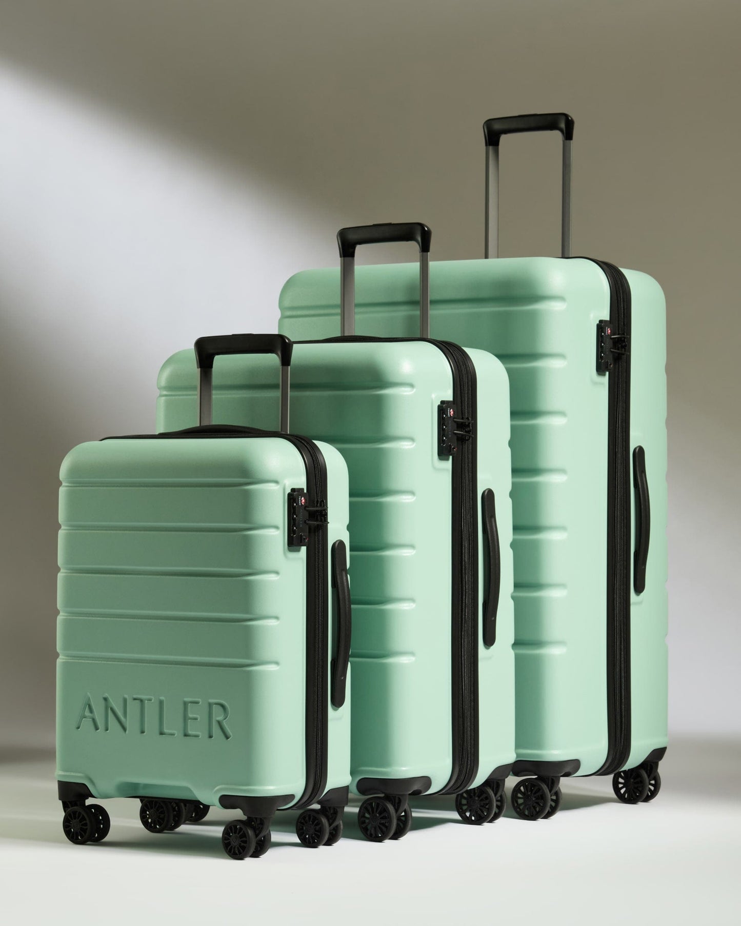 Antler Luggage -  Suitcase Set in Aspen Green - Logo - Hard Suitcases Set of 3 Suitcases Light Green - Logo | Lightweight Hard Shell Luggage