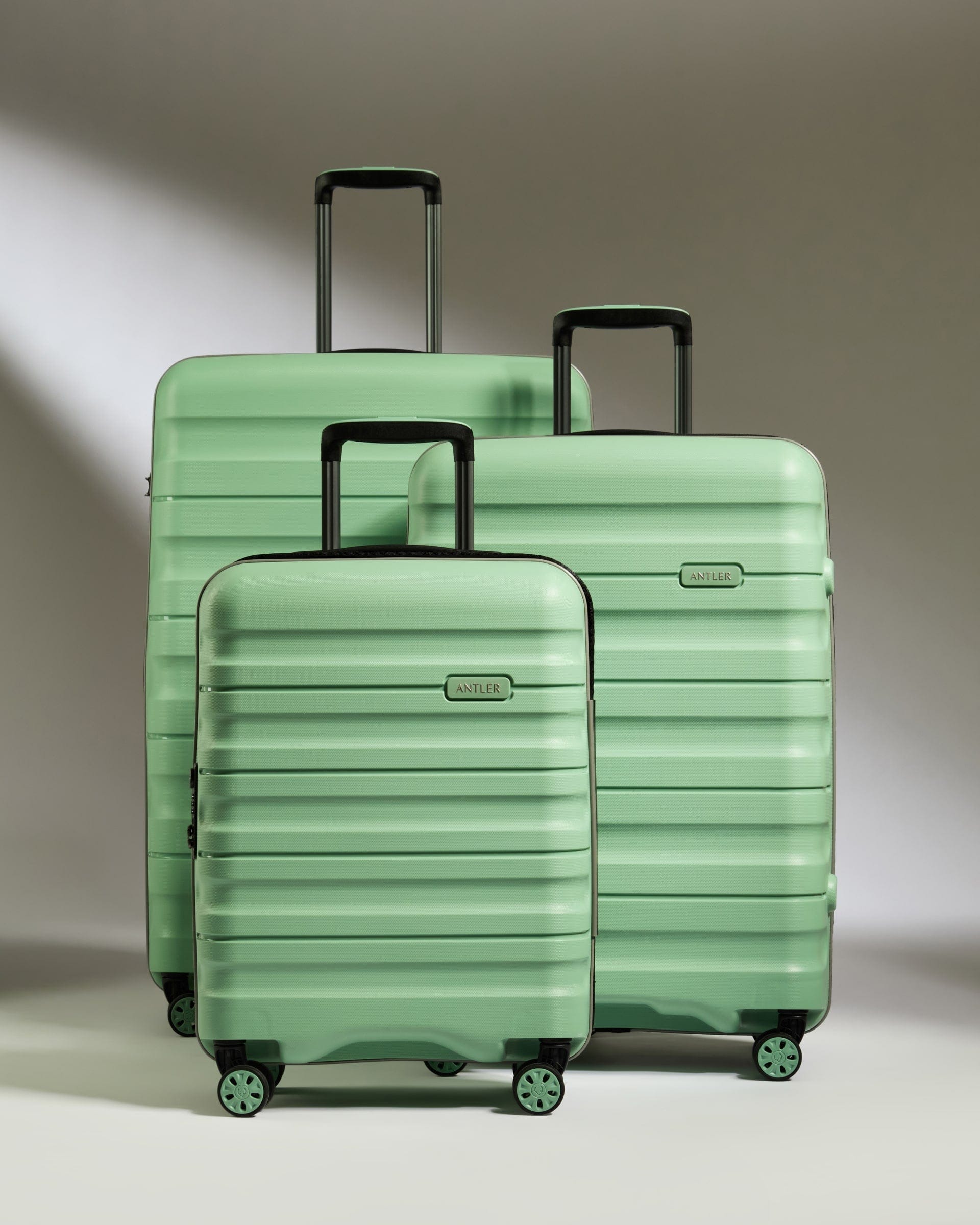 Antler Luggage -  Suitcase Set in Mineral - Lincoln - Hard Suitcases Suitcase Set in Green (Mineral) - Lincoln | Hard Suitcase