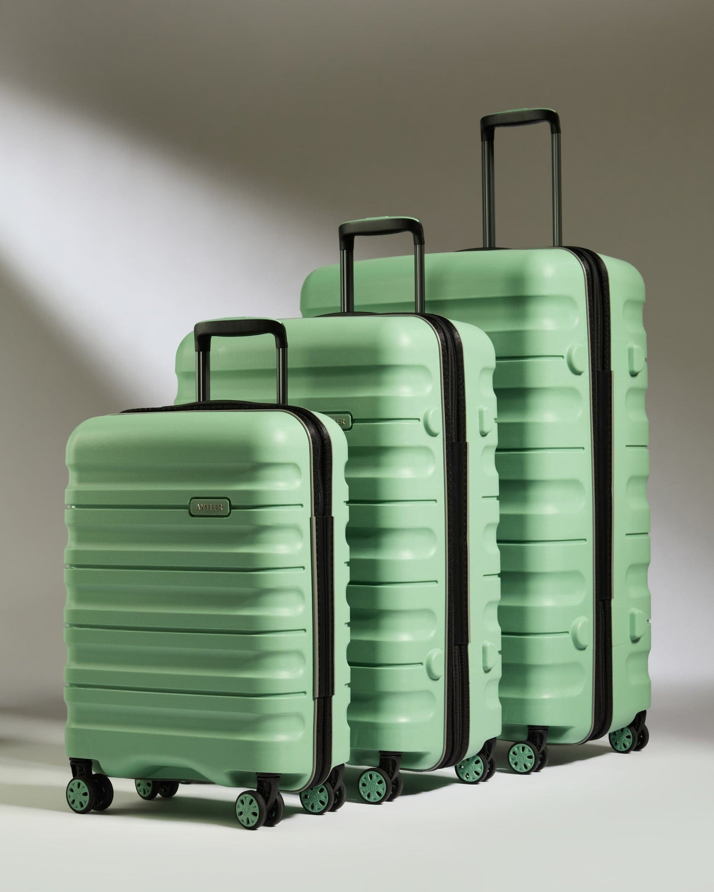 Antler Luggage -  Suitcase Set in Mineral - Lincoln - Hard Suitcases Suitcase Set in Green (Mineral) - Lincoln | Hard Suitcase